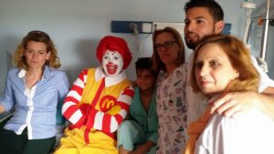 Ronald McDonald visita a los niños ingresados en el HMI 1
