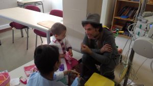 El cantante Coti visita a los niños de Oncología 0