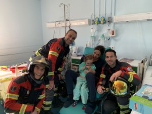 Los bomberos de Badajoz visitan a los niños del HMI 0
