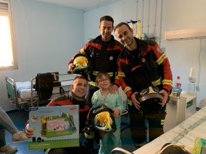 Los bomberos de Badajoz visitan a los niños del HMI 1