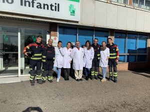 Los bomberos de Badajoz visitan a los niños del HMI 2